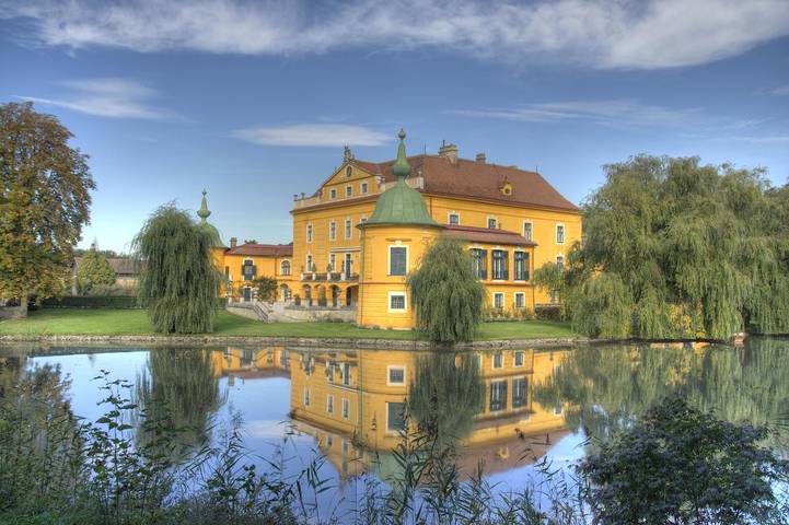 Schloss für 20 Personen, mit Balkon und Whirlpool sowie Terrasse und Garten in St. Pölten