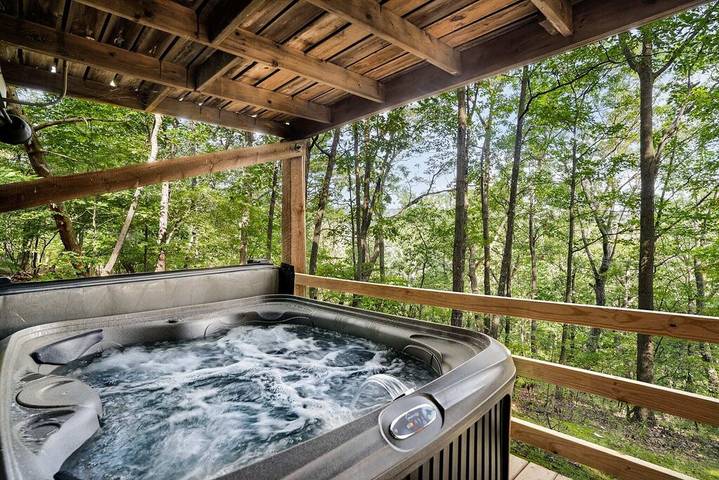 Glamping for 7 people, with balcony and yard as well as hot tub in West Virginia