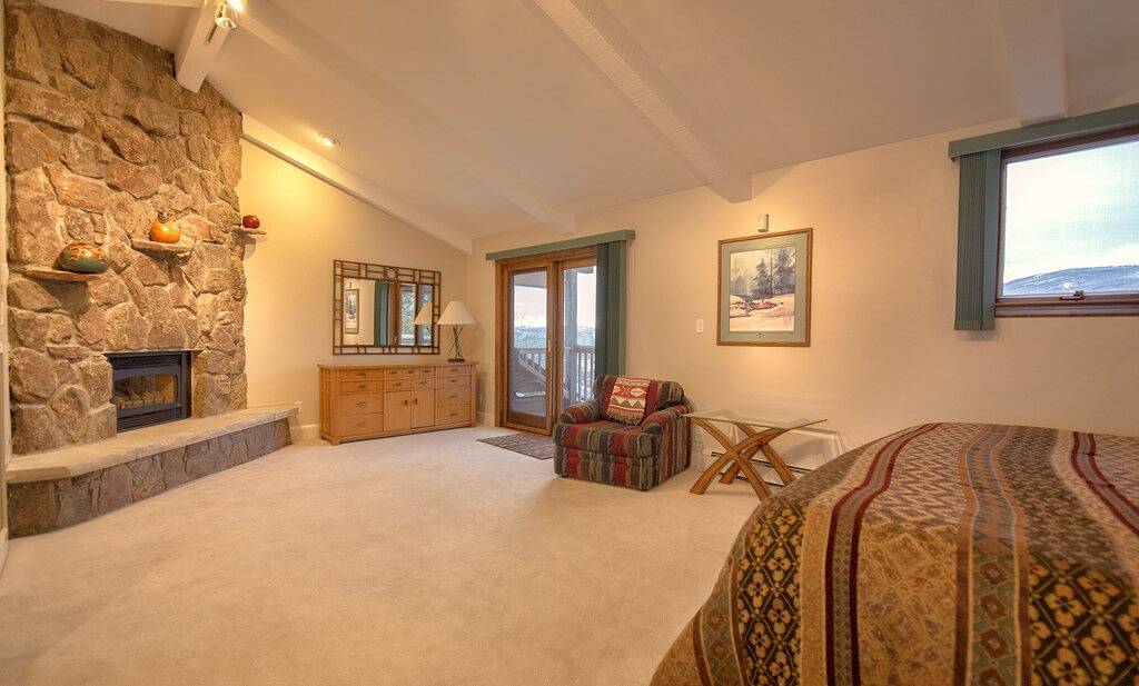 Alpine Einstellung eingebettet gegen den National Forest in Eagle-Vail, Beaver Creek