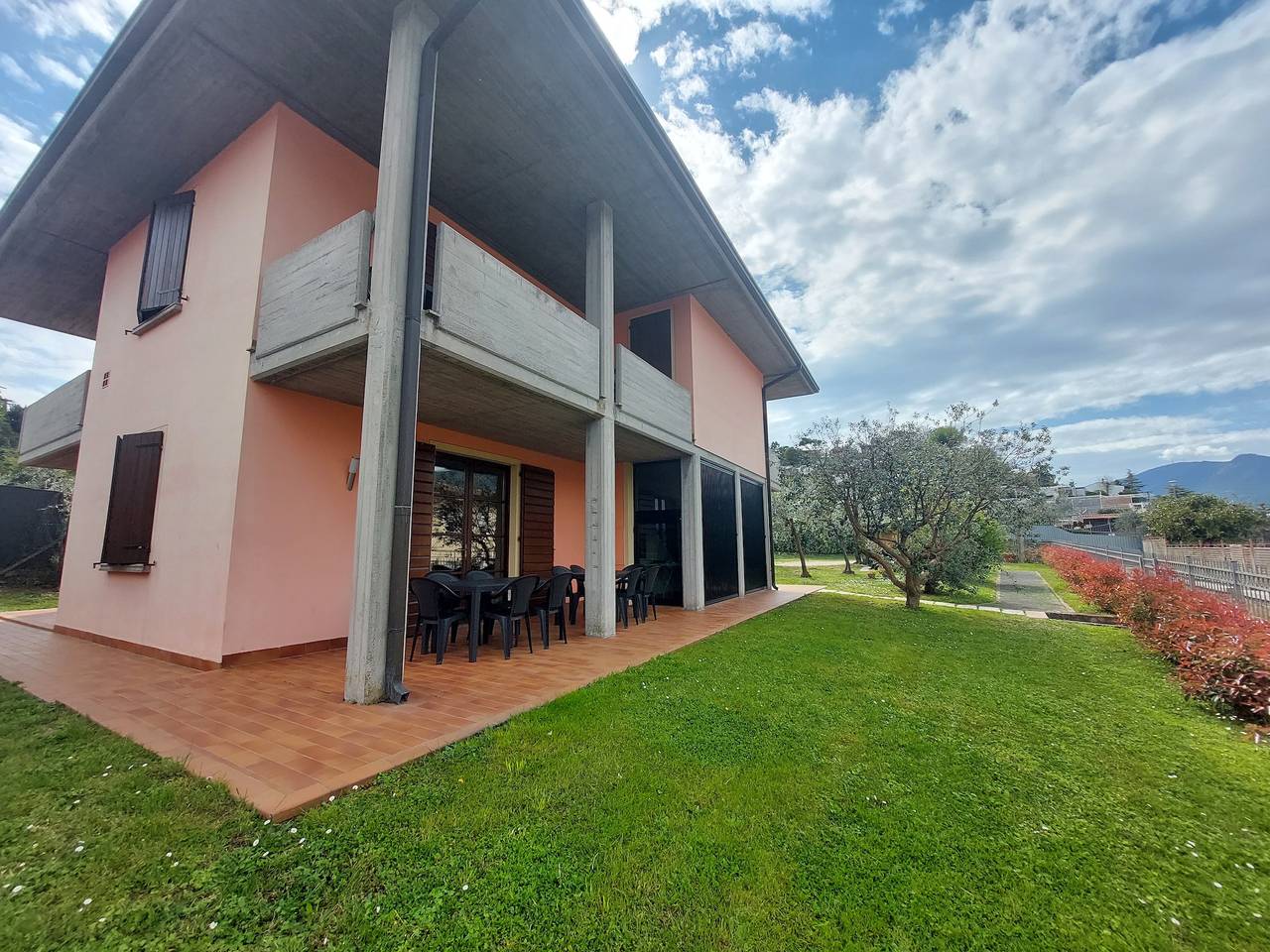 Spaziosa villa con vista mozzafiato in San Felice del Benaco, Prealpi Gardesane