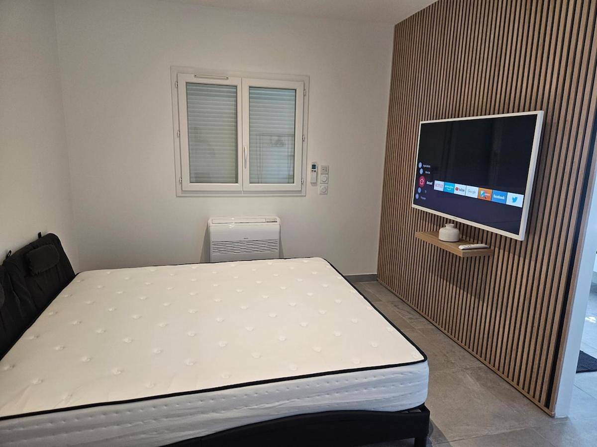 Appartement entier, Entire place, fully air-conditioned in Malataverne, Région de nyons
