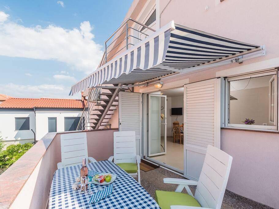 Ganze Ferienwohnung, Große Wohnung in Klimno mit Möbliertem Balkon in Klimno, Krk