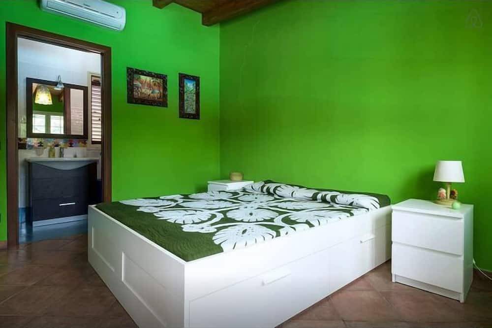 **** Rumah Saya ****  Balinese house by the sea in Campofelice di Roccella, Provincia di Palermo