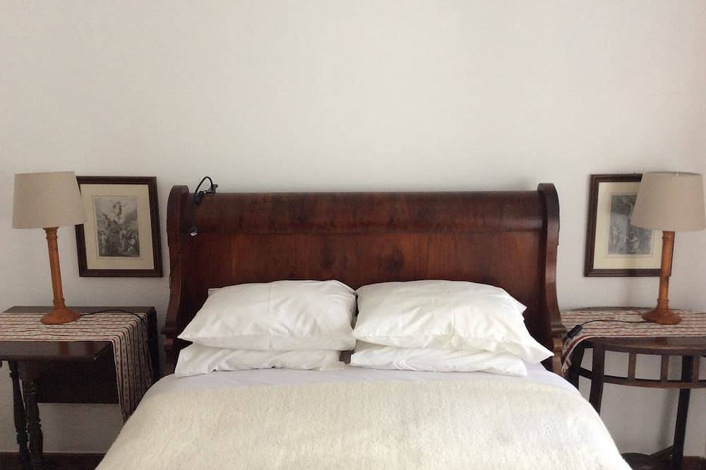 Óbidos Huis met tuin binnen de kasteelmuur in Óbidos, Leiria District