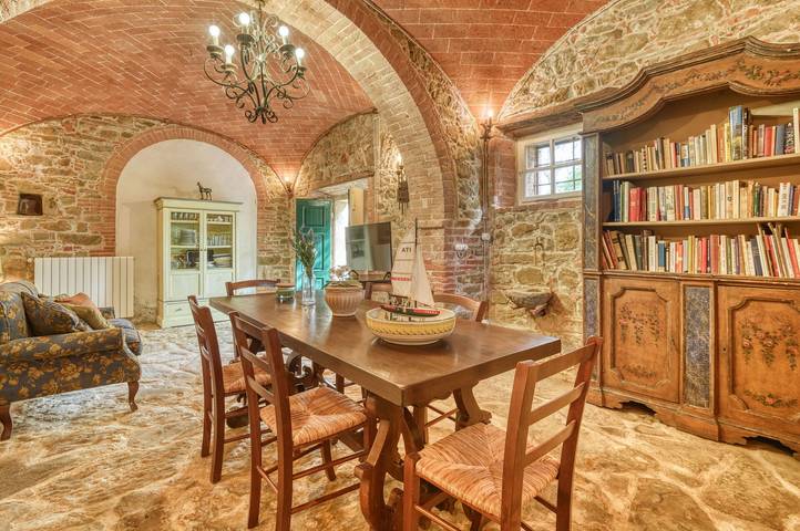 Maison de campagne pour 9 personnes, avec balcon et jardin à Sinalunga