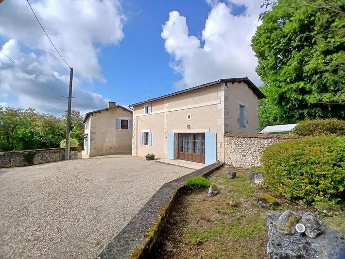 Location de vacances pour 4 personnes, avec Balcon et Terrasse ainsi que Jardin et Piscine à Montboyer