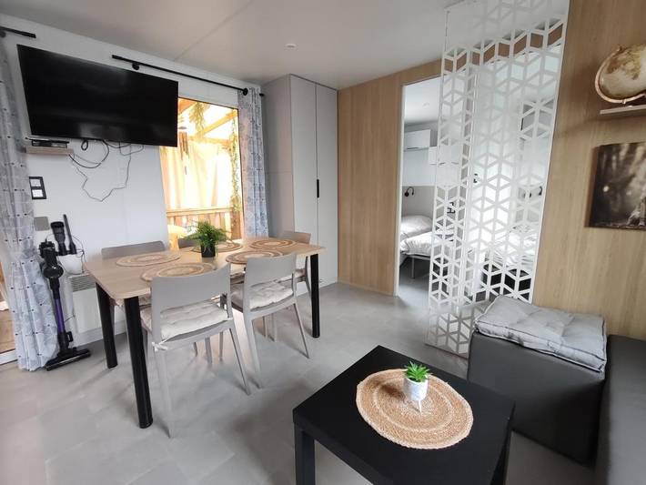 Camping pour 8 personnes, avec Terrasse ainsi que Jardin et Piscine à Mimizan - 2