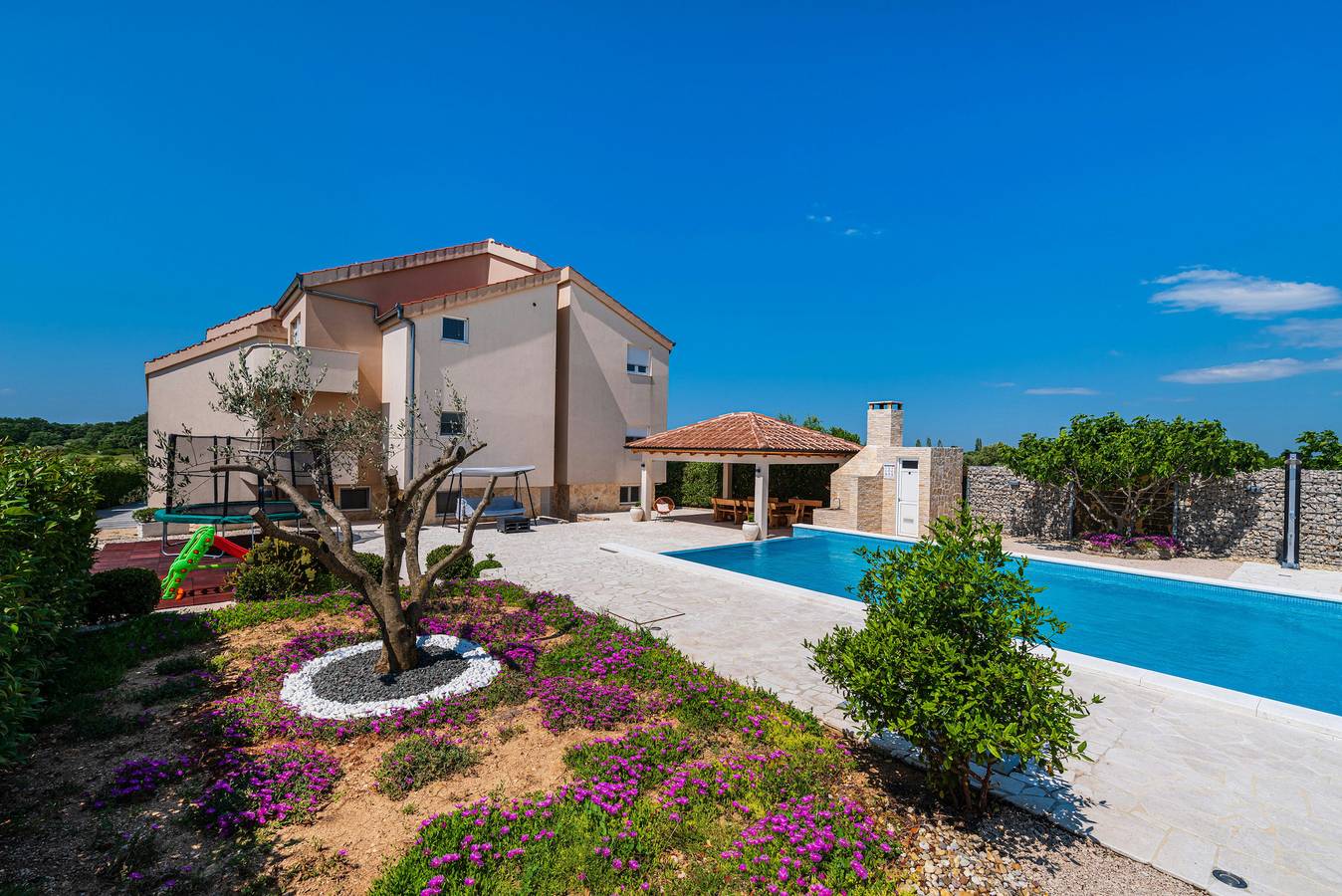 Villa Con Piscina per 8 Persone in Bencovazzo, Dalmazia