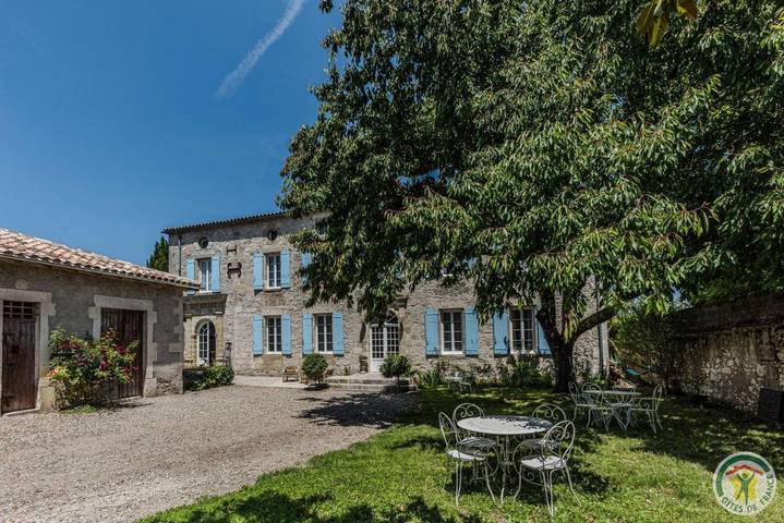 Location de vacances pour 2 personnes, avec Terrasse ainsi que Jardin et Vue à Lauzun