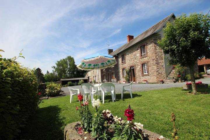 Gîte pour 5 personnes, avec jardin à Cerisy-la-Salle