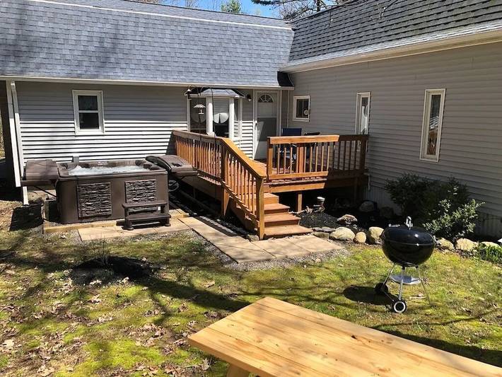 Vacation rental for 8 people, with hot tub and yard as well as balcony, with pets in Keuka Lake