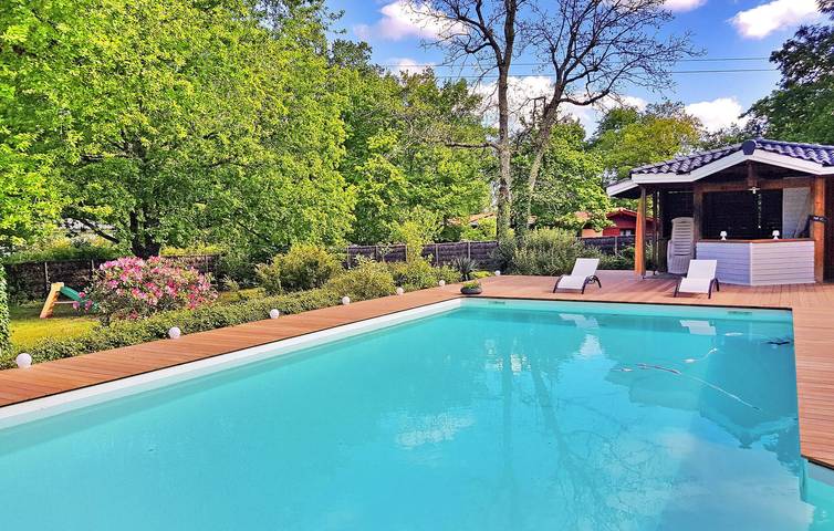 Apt douillet de 250m2 avec piscine, parking, WiFi et barbecue in Gradignan, Région de Bordeaux