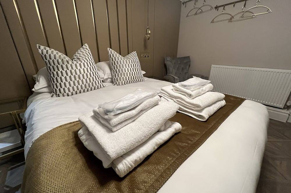 Awarded 'Best Boutique Stay' w/hot tub, bar and karaoke room in Chelmsford, Essex