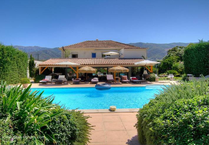 Gîte pour 6 personnes, avec Jacuzzi et Terrasse ainsi que Jardin et Piscine