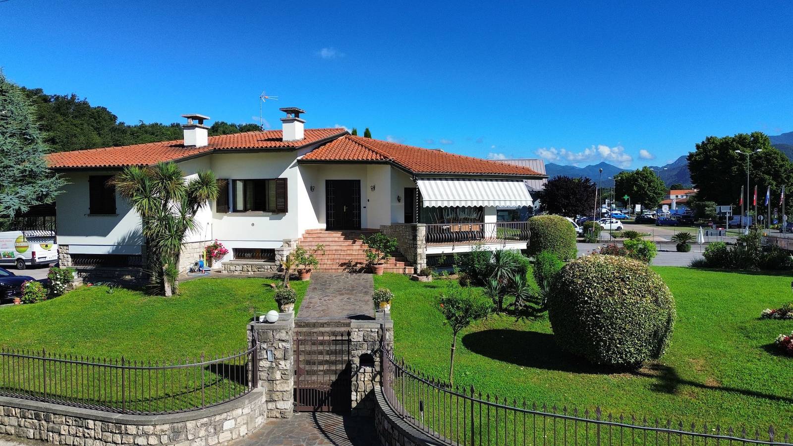 Villa Fiorita with olive groove Bookinggardalake in Puegnago sul Garda, Gardasee-Berge