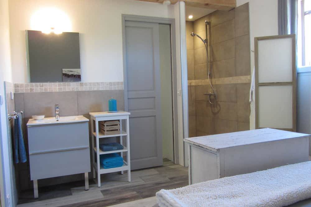 Beautiful bright two-room apartment, well located, without vis-à-vis in Fayence, Draguignan region