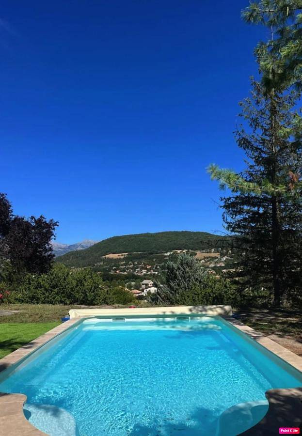 Chambre d’hôte pour 2 personnes, avec jardin et terrasse ainsi que vue et piscine, animaux acceptés à La Celle-sous-Gouzon - 4