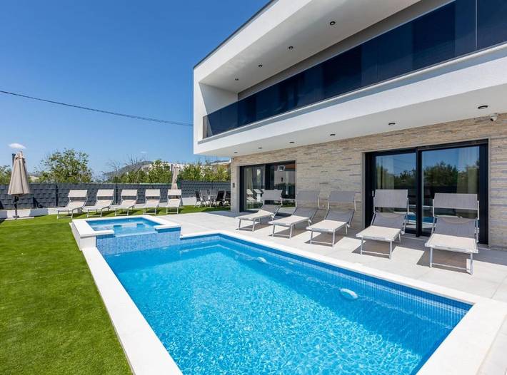 Villa für 13 Personen, mit Pool und Whirlpool sowie Garten - 1