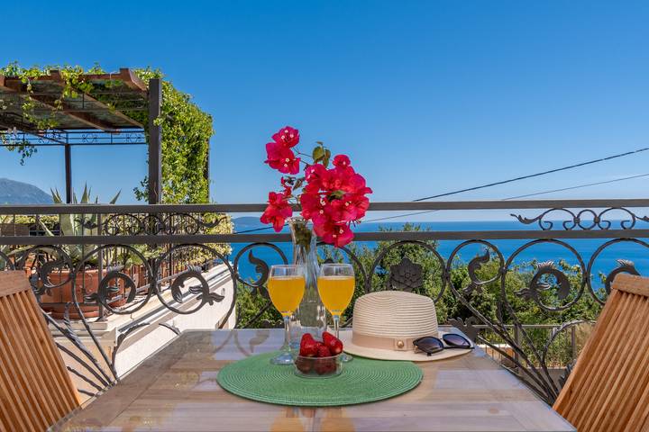 Ferienwohnung für 4 Personen, mit Balkon und Terrasse sowie Pool in Montenegro - 2