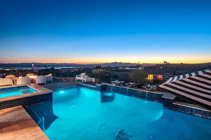 Vacation rental for 14 people, with yard and pool as well as balcony and hot tub in Lake Havasu City