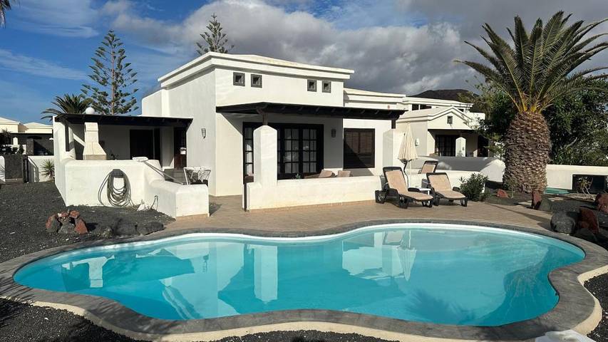 Chalet para 4 personas, con piscina y jardín en Playa Blanca
