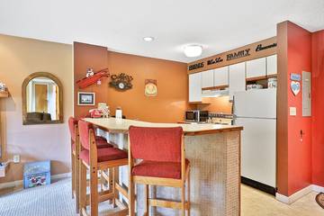 Vacation Apartment for 4 Guests in Ludlow, Okemo Mountain, Picture 2