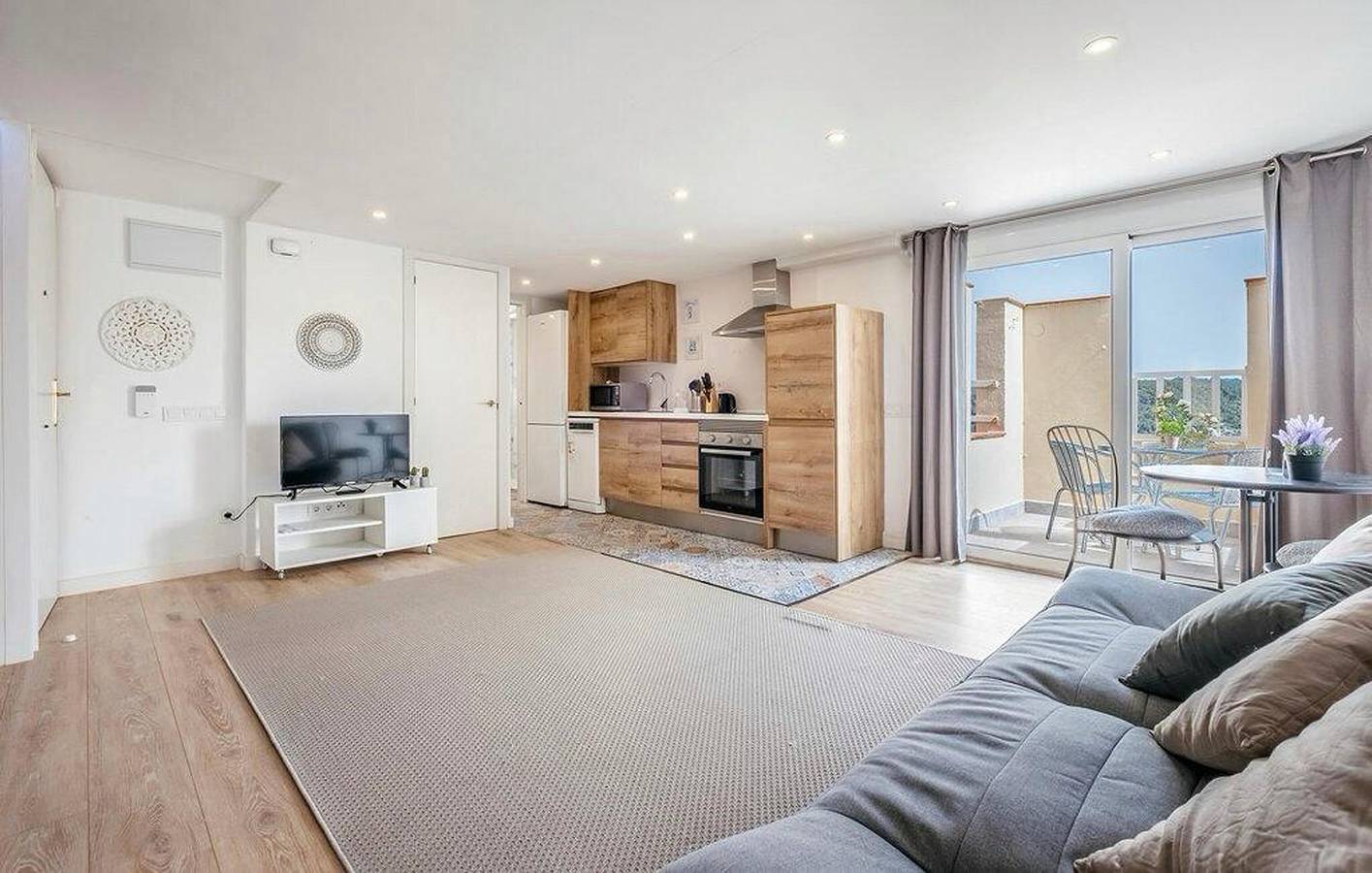 Entire holiday apartment, Poolside Paradise 2km from Platja de la Fragata in Sant Pere de Ribes, Garraf