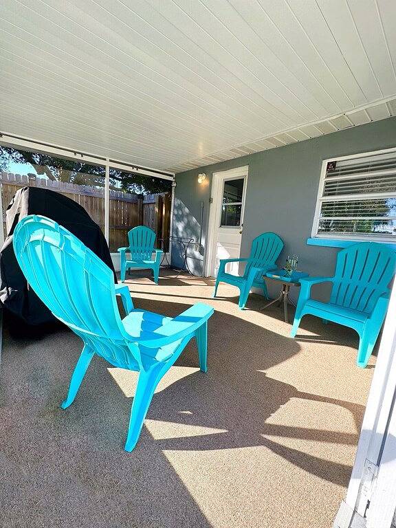 Very clean, close to the beach and great for long term stays as well. Huge yard in Largo, Pinellas County