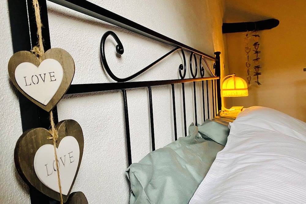 Rustic  Cottage by Gran Sasso: Steps away from Amazing Hiking Trails in Fagnano Alto, Gran Sasso