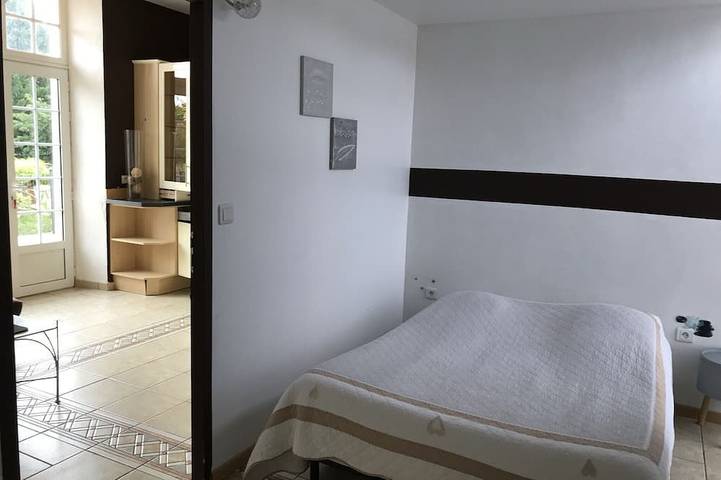 Gîte pour 4 personnes, avec jardin ainsi que piscine et terrasse à Vendeuvre-du-Poitou - 2