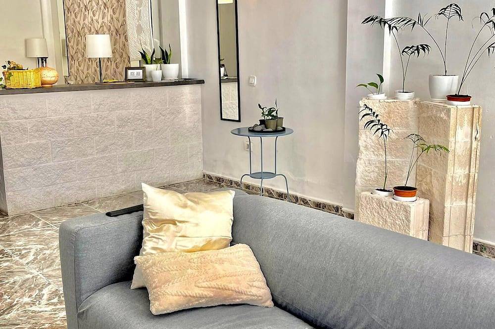 Apartamento entero, Espacioso loft en el corazón de un pueblo tranquilo y vivaz de playa. in Las Galletas, Tenerife Sur