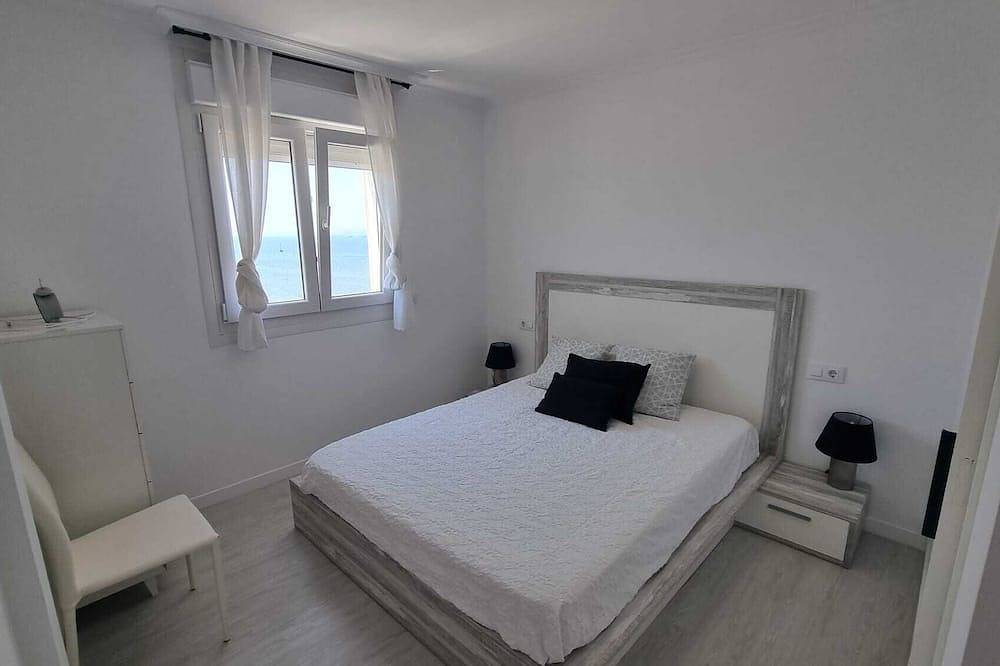Entire apartment, Seaside Apartment Sleeps 6 with Balcony in Vilagarcía, Vilagarcía de Arousa