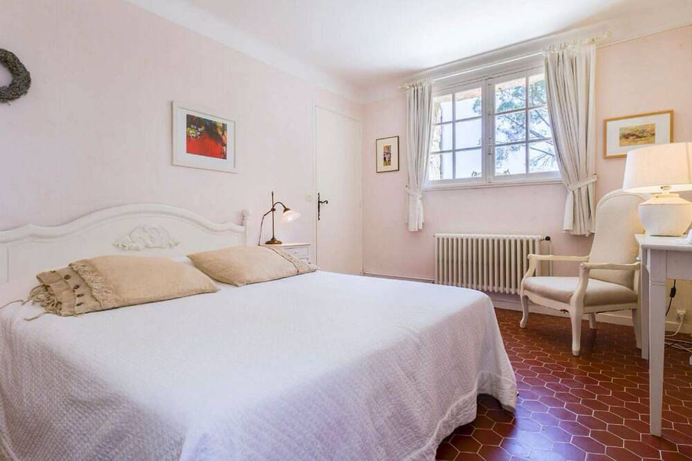 Mas provençal, parc paysagé et belle piscine, 10mn à pied de Lourmarin (Luberon) in Lourmarin, Parc naturel régional du Luberon