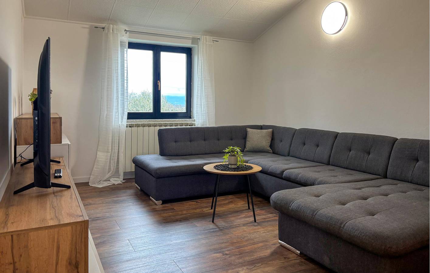 Ganze Ferienwohnung, Gemütliche Ferienwohnung mit Terrasse, 1,5 km zur Küste und 300 m zu Restaurants in Marčana, Südküste Istrien