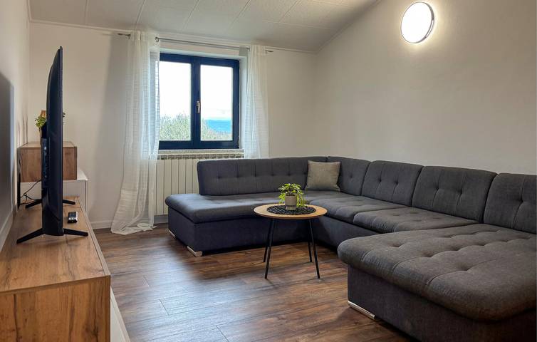 Ganze Ferienwohnung, Gemütliche Ferienwohnung mit Terrasse, 1,5 km zur Küste und 300 m zu Restaurants in Marčana, Südküste Istrien