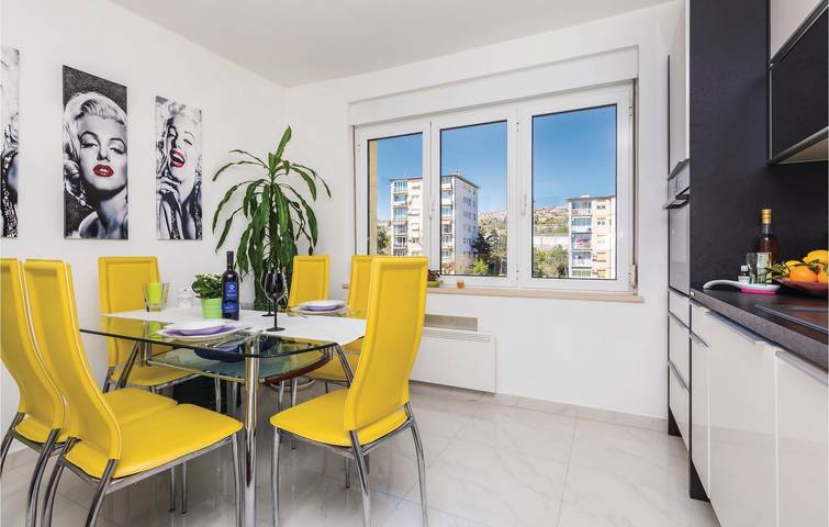Ganze Ferienwohnung, Charmantes Apartment mit Terrasse, 2 km vom Strand von Kantrida entfernt in Rijeka, Primorje-Gorski Kotar