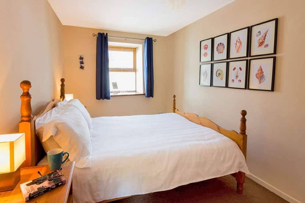 Beautiful 19th Century Seaside Cottage with hot tub and river views in Cemaes, Isle of Anglesey