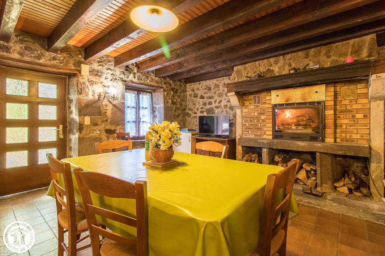 Charming 2km Olby Gite, Parking, TV, Oven, Garden in Olby, Volcans d'Auvergne Regional Nature Park
