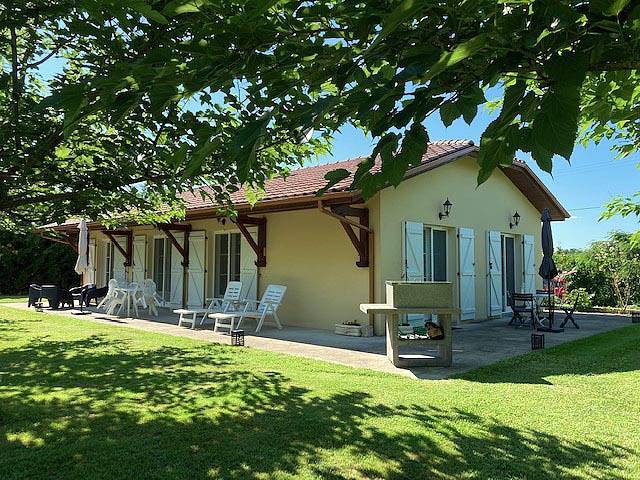 Gîte pour 6 personnes, avec piscine ainsi que jardin et balcon dans le Gers - 2