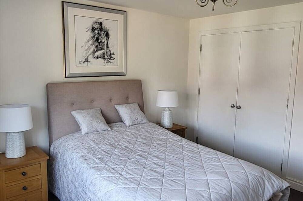 Luxury & Spacious Refurbished 3-Bed Guildford Home with Garden & London Links in Guildford, Surrey