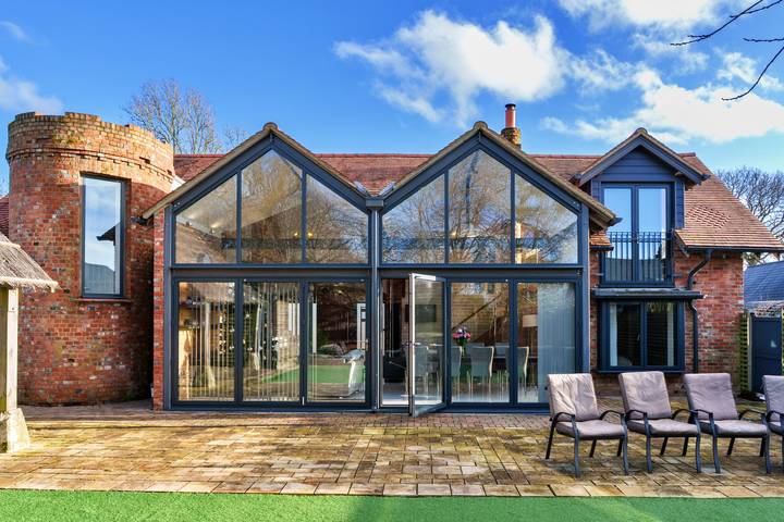 Villa for 8 people, with balcony and garden, with pets in Dorset