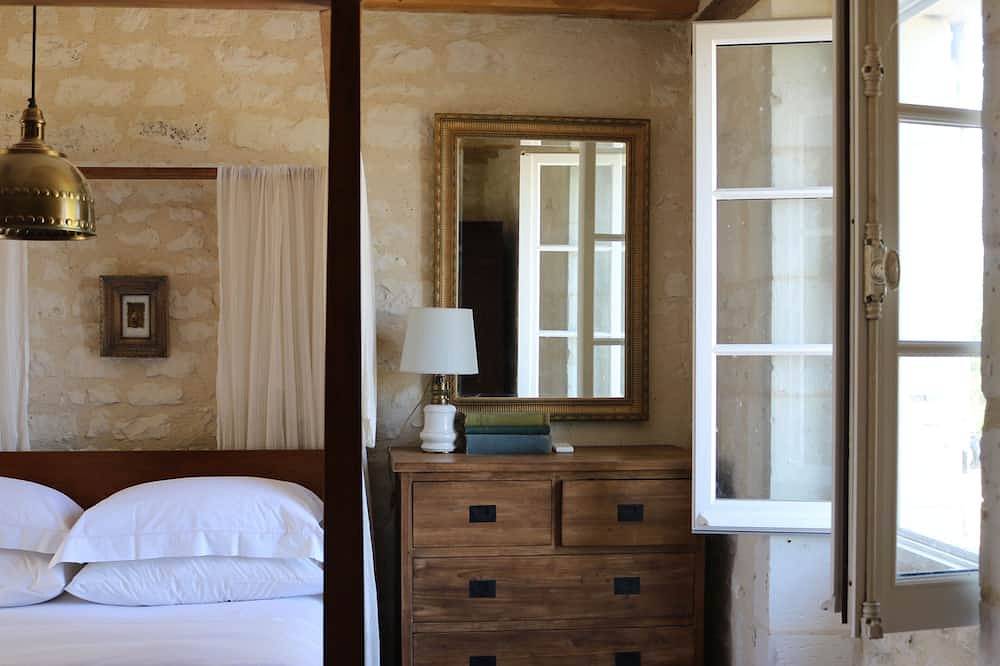 Loire Valley 17th century gatehouse near Chinon in Assay, Regionaler Naturpark Loire-Anjou-Touraine