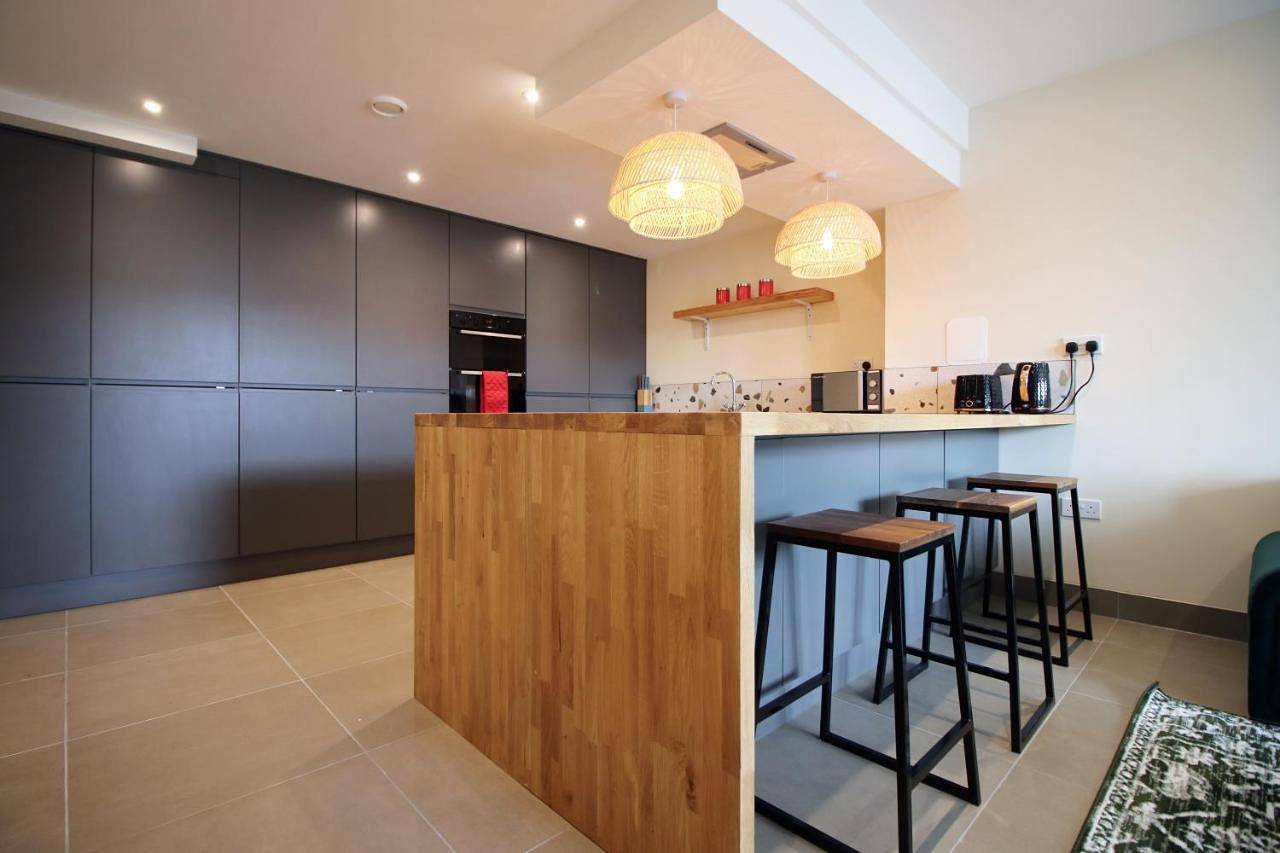 Entire apartment, Four-Bedroom Holiday Home in Penarth, Cardiff