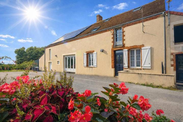 Location de vacances pour 14 personnes, avec Terrasse et Jardin ainsi que Piscine et Vue à Orsennes