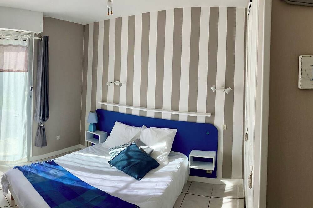 Family home near the beach, enclosed garden, 4 bedrooms, sleeps 10 in Loctudy, Côte de Cornouaille