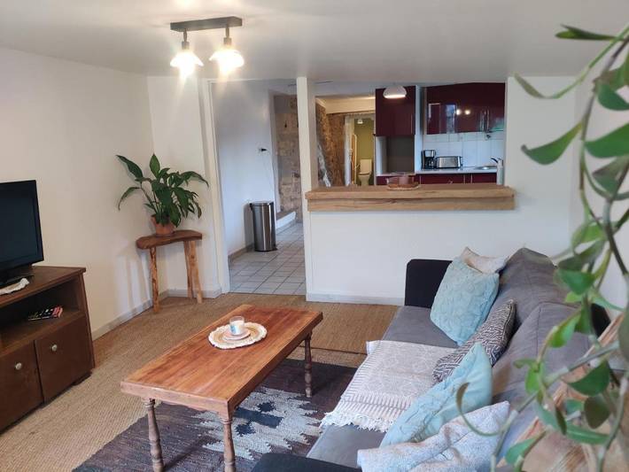 Gîte pour 4 personnes, avec vue ainsi que terrasse et jardin, animaux acceptés à Montjoux