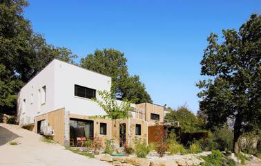 Gîte pour 10 personnes, avec jardin ainsi que piscine et terrasse à Suze-la-Rousse