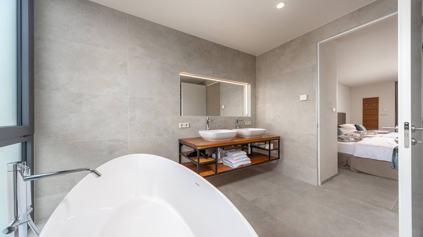 Villa Juno - atemberaubende Villa am Wasser mit beheiztem Pool und Sauna in Rogoznica in Rogoznica, Šibenik-Knin