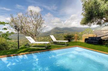 Gîte pour 4 personnes, avec vue ainsi que piscine et terrasse, animaux acceptés à Sant'Andréa-d'Orcino