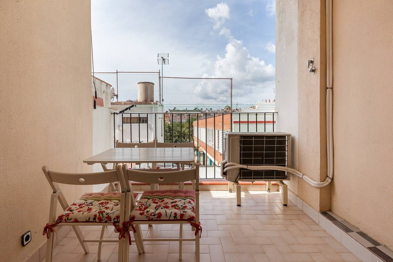 Apartamento entero, Apartamento vacacional "Sant Pere" con terraza privada, balcón y Wi-Fi in Mataró, Costa del Maresme